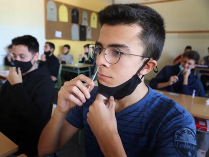 Alumnos del instituto de Matadepera (Barcelona) se realizan ellos mismos la prueba PCR.