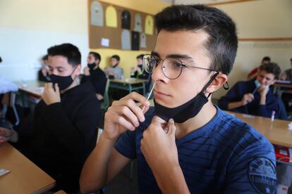 Alumnos del instituto de Matadepera (Barcelona) se realizan ellos mismos la prueba PCR.