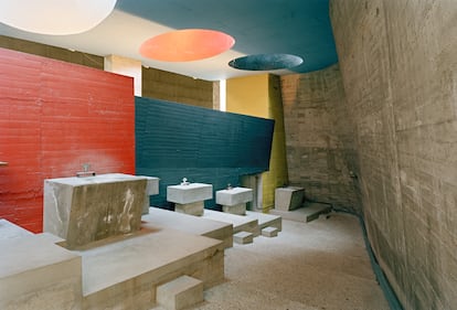 Interior de la iglesia de La Tourette, donde predominan los colores primarios.