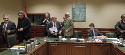 Los miembros de la Comisión del Pacto de Toledo, en la tarde de ayer, en el Congreso.