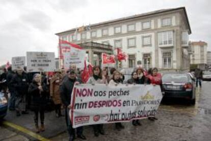 Varios trabajadores del Parador de Turismo de Ferrol, con la presencia de algunos de los trabajadores de los paradores de Villalba y Tuy, durante una manifestación en contra del cierre del parador y las actuaciones en el resto de paradores de Galicia. EFE/Archivo