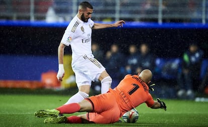 Benzema trata de regatear a Dimitrovic.