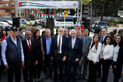 El embajador de Palestina en Colombia Raouf Almaki (c) y el Canciller Palestino Ryiad Malki (5d), junto a un grupo de invitados a la inauguración de la calle Estado de Palestina, en Bogotá.