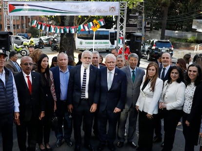 El embajador de Palestina en Colombia Raouf Almaki (c) y el Canciller Palestino Ryiad Malki (5d), junto a un grupo de invitados a la inauguración de la calle Estado de Palestina, en Bogotá.