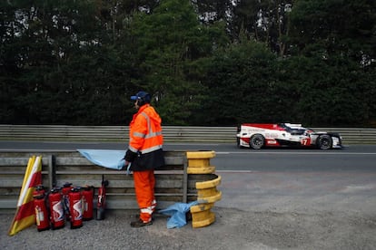 El Toyota TS050 de los pilotos Michael Conway, Kamui Kobayashi y José María López en acción durante las 24 Horas de Le Mans.