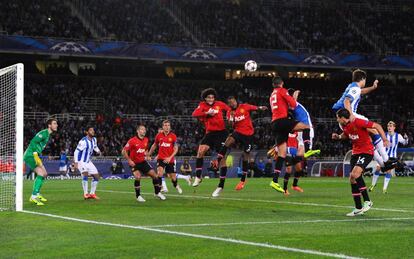 Fellaini despeja de cabeza el balón en un córner