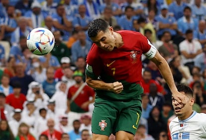 Cristiano Ronaldo intenta sin llegar al balón en el primer gol de Portugal ante Ururguay.