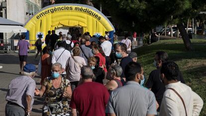 Pruebas PCR para detectar el coronavirus en el barrio del Besòs y el Maresme, en Barcelona, el pasado agosto.