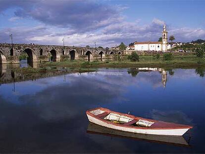 Puente de origen romano sobre el río Lima, en Ponte de Lima, considerada la villa más antigua de Portugal. Al fondo asoma la iglesia de San Antonio.