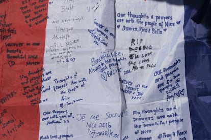 missatges en record a les víctimes de l'atemptat escrits en una bandera nacional francesa, el 15 de juliol del 2016.
