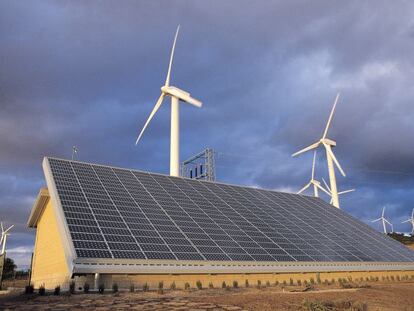 Planta combinada solar y e&oacute;lica.