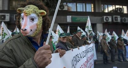Ganaderos convocados por la UPA, durante la manifestación en Jaén.