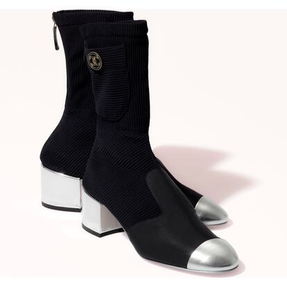 Los botines de grosgrain, punto y piel de ternera en negro y con la puntera y el tacón en plata de Chanel es uno de esos regalos que no olvidará jamás quien lo reciba.

1.450€