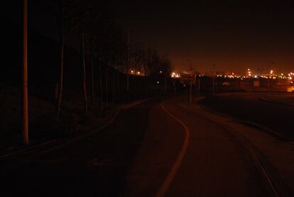 El tramo del carril bici del Parque Lineal de Palomeras que discurre entre la avenida de San Luis y la calle Andaluces (1 km aprox) no está iluminado desde 2006, on osbstante las quejas continuas de la Asociacion de Vecinos Los Pinos de San Agustín.