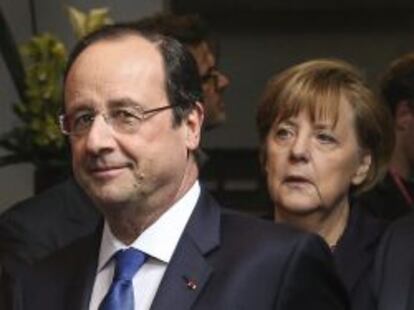 El presidente francés, François Hollande, y la canciller alemana Angela Merkel, en la cumbre europea de Bruselas.
