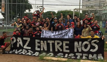 "Paz entre nós, guerra ao sistema", diz a faixa da equipe do Corote.