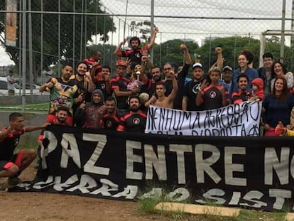 "Paz entre nós, guerra ao sistema", diz a faixa da equipe do Corote.