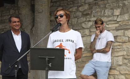 Susila, entre Laporta y Jessua, en la inauguraci&oacute;n de la calle Johan Cruyff.