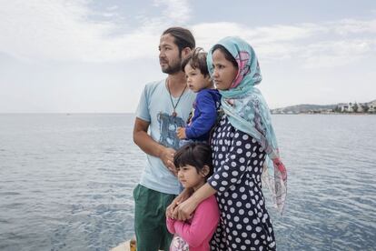 Una familia afgana en el muelle de la isla griega de Kos. Antes, habían estado esperando en vano delante de la estación de policía cercana para conseguir los papeles necesarios que les permitiesen salir de la isla. "He venido a Europa para dar lo mejor a mis hijos", dice el padre de la familia. "No sé cuándo podré conseguir mis papeles". Durante siete días, la familia estuvo en un hotel abandonado, el Captain Elias, en el que las autoridades de Kos alojan a los migrantes mientras estos esperan la autorización de la policía para salir de la isla. Sin embargo, decidieron marcharse del hotel a causa de las malas condiciones de higiene: "Es peligroso para los niños porque hay un montón de insectos. Mis hijos tienen picaduras por todo el cuerpo. A mí se me metió un insecto en el oído mientras dormía y todavía lo tengo dentro".