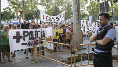 Los vecinos de la Barceloneta manifestándose frente a un agente de Mossos