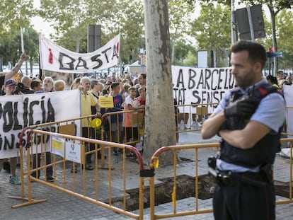Los vecinos de la Barceloneta manifestándose frente a un agente de Mossos