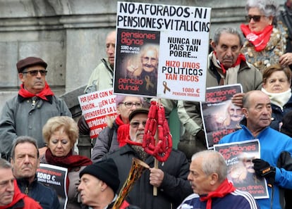 Pensionistas se han concentrado este lunes en Bilbao en demanda de unas pensiones dignas.