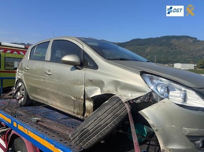 Vehículo siniestrado cerca de Ponferrada (León), que había sido sustraído por el menor de 15 años que lo conducía.