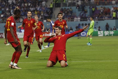 Álvaro Morata, tras anotar el primer gol del partido frente a Japón, celebrándolo con sus compañeros de la selección española.