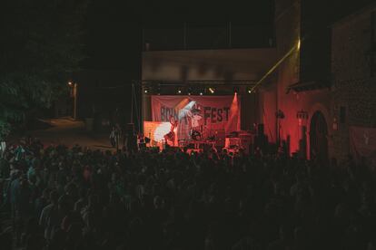 La artista Bewis de la Rosa actuando en el festival Boina Fest en Arenillas (Soria) en una imagen cedida por Oliver Heras.