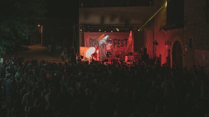 La artista Bewis de la Rosa actuando en el festival Boina Fest en Arenillas (Soria) en una imagen cedida por Oliver Heras.