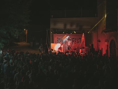 La artista Bewis de la Rosa actuando en el festival Boina Fest en Arenillas (Soria) en una imagen cedida por Oliver Heras.