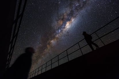 Dos personas observan la V&iacute;a L&aacute;ctea en el cerro Paranal (Chile)