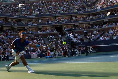 Nadal devuelve una pelota a Djokovic durante el partido.