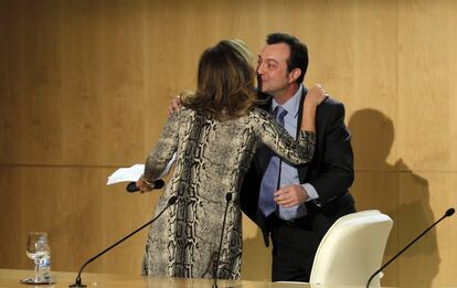 La alcaldesa de Madrid se despide de Manuel Cobo, en la rueda de prensa en la que éste anuncia que deja la vicealcaldía, días después de la toma de posesión de Botella, 29 de diciembre de 2011.