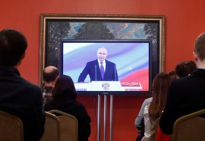 Periodistas miran la ceremonia de toma de posesión del presidente ruso, Vladimir Putin, el 7 de mayo de 2018. 