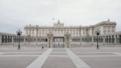 La ampliación del Museo del Prado, obra de Rafael Moneo, y el Palacio Real suelen estar llenos de turistas. Durante los primeros días de cuarentena solo la luz las invadía.