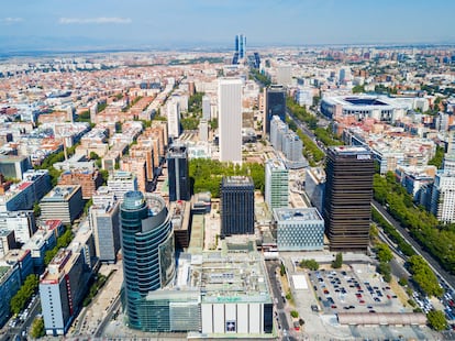 Vista del centro financiero Azca con la torre negra de Oiza a la derecha.