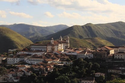 Nos trasladamos a Brasil para descubrir el pasado colonial portugués en Ouro Preto, pequeña ciudad (68.000 habitantes) del Estado de Minas Gerais con una gran herencia arquitectónica del siglo XVIII. Su nombre (en castellano, Oro Negro) procede de las minas de oro que explotó Portugal durante ese siglo. Agotadas las reservas áureas, hoy la ciudad vive del turismo. Es patrimonio mundial desde 1980.