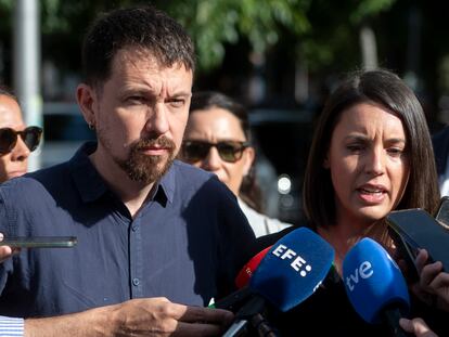 El exvicepresidente del Gobierno Pablo Iglesias y la exministra Irene Montero, atienden a medios antes de una sesión del juicio, el pasado mes de mayo en Madrid.