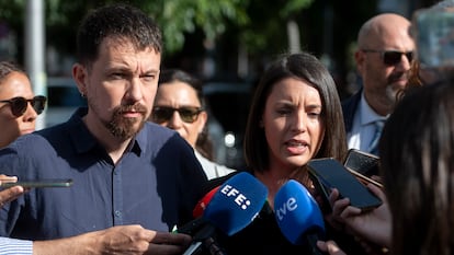 El exvicepresidente del Gobierno Pablo Iglesias y la exministra Irene Montero, atienden a medios antes de una sesión del juicio, el pasado mes de mayo en Madrid.