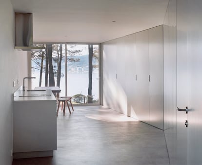 Sofía Blanco Santos acaba de entregar unos sutiles apartamentos minimalistas que ha diseñado en Coroso (A Coruña) en colaboración con Caio Barboza.