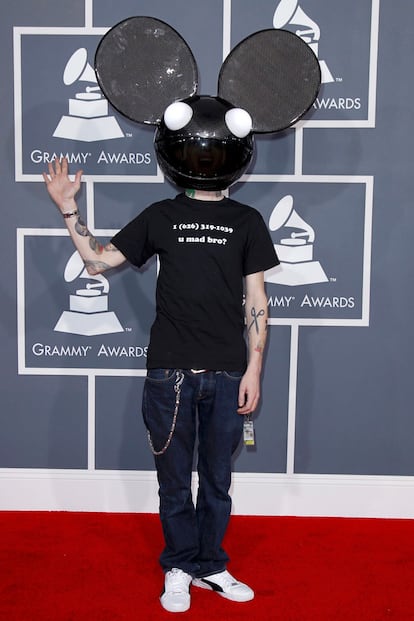 El DJ canadiense deadmau5 debe ser un tímido compulsivo para presentarse con esa máscara en la alfombra roja.