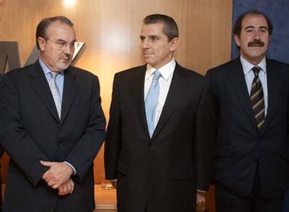 De izquierda a derecha, Pedro Solbes, Manuel Conthe y Carlos Arenillas, en la toma de posesión del presidente de la CNMV.