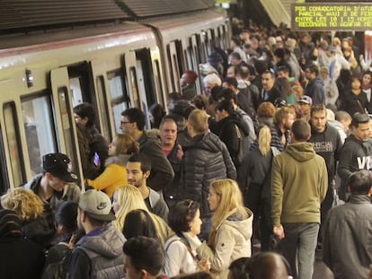 Usuarios apelotonados en los andenes durante la huelga de metro.