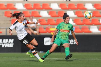 Natalia Gaitán en un partido con el Valencia.