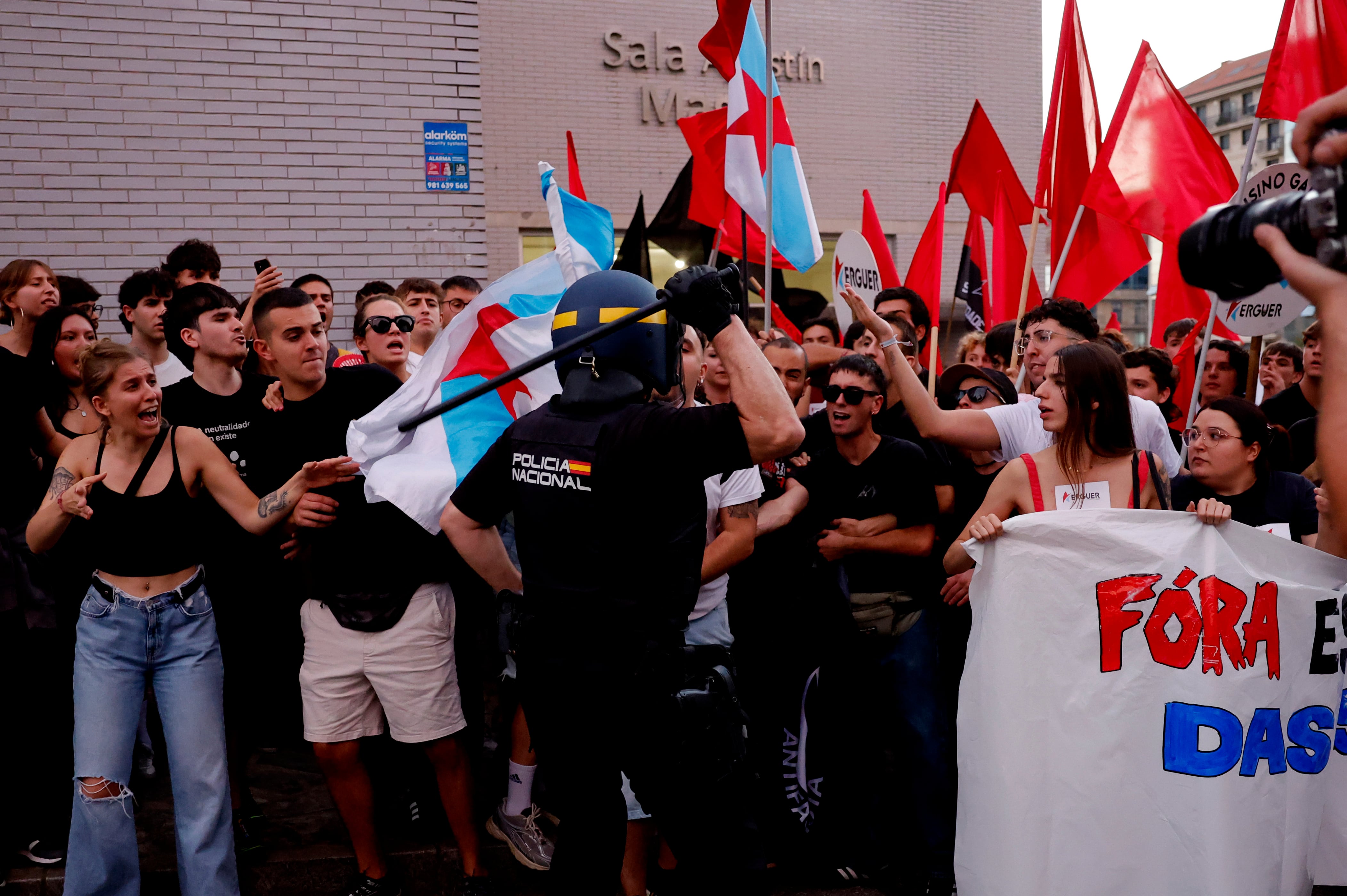 Una protesta antirracista de cientos de personas boicotea un acto de Vox en Santiago