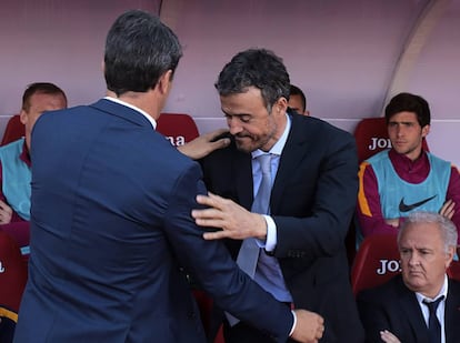 Os treinadores do Barcelona, Luis Enrique, (d) e do Granada, José González, cumprimentam-se antes do início do jogo.