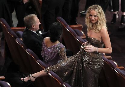 Jennifer Lawrence se toma una copa de vino en su asiento antes de la gala.