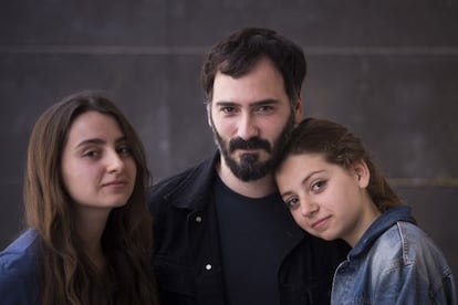 Ramón Rodríguez, acompanyat per les seves filles Jazz (esquerra) i Leia.