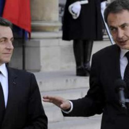 Sarkozy y Rodríguez Zapatero, durante la rueda de prensa posterior al funeral de Estado por el policía galo Jean-Serge Nérin